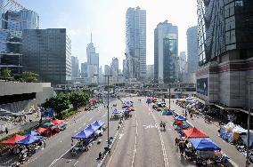 Pro-democracy students keep occupying H.K. main road