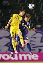 Hiroshima, Kashiwa players compete in Nabisco Cup match