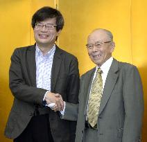 Nobel laureates Akasaki, Amano attend press conference