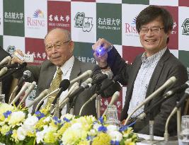 Nobel laureates Akasaki, Amano attend press conference