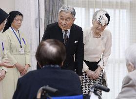Emperor, empress visit Nagasaki A-bomb survivors' home