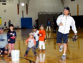 Ex-Yankee Matsui teaches baseball to children outside N.Y.