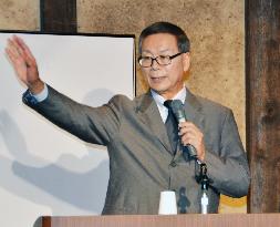 Folklorist Kanzaki addresses forum to promote sake
