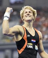 Zonderland wins horizontal bar at world championships