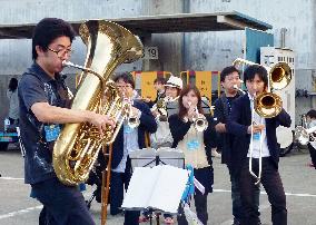 Impromptu music ensemble event held in Tokyo