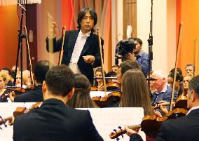 Japanese conductor Yanagisawa conducts Kosovo orchestra