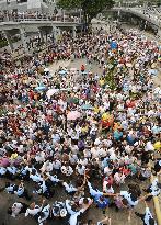 People against pro-democracy protests in H.K.