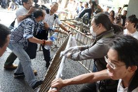 People against pro-democracy protests in H.K.