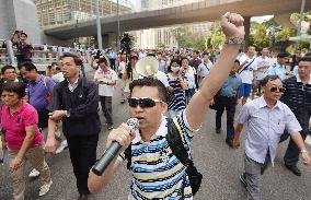 People against pro-democracy protests in H.K.