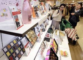 Dept. store boosts lineup of sweets for year-end shopping season