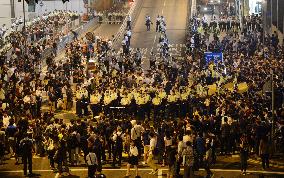 Police, protesters at feud in Hong Kong