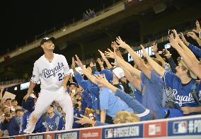 Royals' Aoki celebrates AL Championship victory with fans