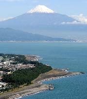 Mt. Fuji gets season's 1st snowcap