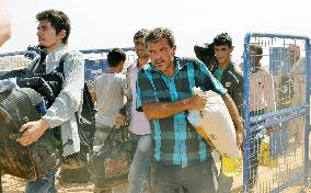 Syrian men flood into Turkey to seek shelter