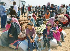 Syrians flood into Turkey to seek refuge