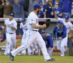Royals sweep into World Series