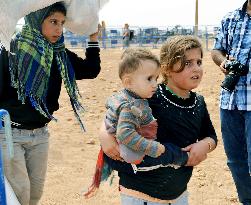 Syrian refugee girls cross over into Turkey
