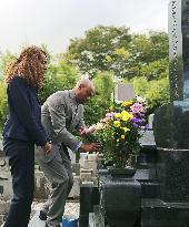 Abebe's son, daughter visit Tsuburaya's grave