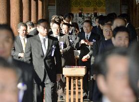 Japanese lawmakers visit Yasukuni