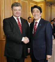 Abe, Poroshenko agree to work to stabilize Ukraine situation