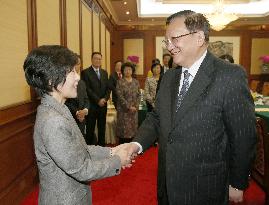 Ex-China State Councillor Tang meets Hokkaido Gov.