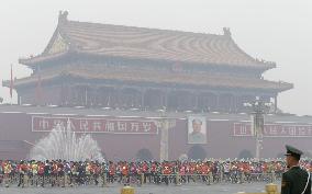Runners in Beijing marathon brave thick smog
