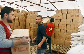 Workers bring in WFP relief goods in Damascus