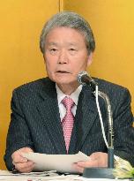 Keidanren head urges Abe to stick with woman policy