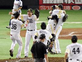 Softbank players fete win in PL Climax Series final