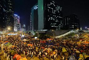 H.K. gov't, pro-democracy protesters hold dialogue