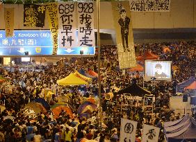H.K. gov't, pro-democracy protesters hold dialogue