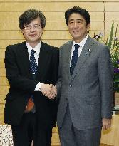 Nobel laureate Amano meets with Abe