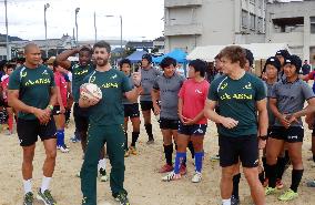 S. African rugby players coach Japanese high schoolers