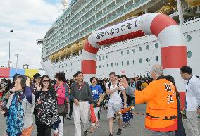 Luxury ship from Shanghai calls at western Japan port