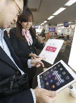 Japanese mobile phone carriers launch new Apple iPads