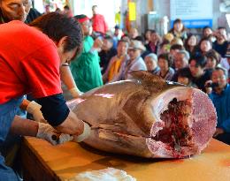 Tuna-filleting show held as part of festival in north Japan