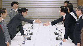 Abe meets S. Korean lawmakers