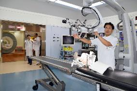 Univ. hospital opens operating room with MRI system