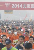 Runners brave heavy smog in Beijing marathon