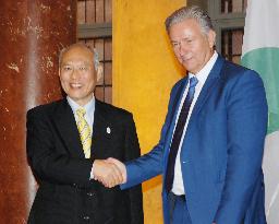 Tokyo Gov. Masuzoe, Berlin Mayor Wowereit shake hands
