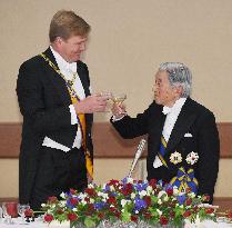 Emperor Akihito, Dutch King Willem-Alexander drink toasts