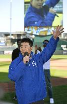 Aoki expresses his thanks to Royals fans