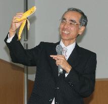 Ig Nobel winner makes commemorative speech on campus