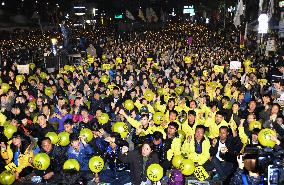 People gather to remember S. Korean ferry accident