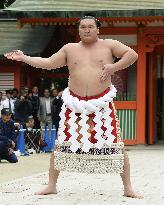 Sumo yokozuna dedicate Dohyo Iri performances