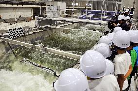 Students watch tsunami test at power industry facility