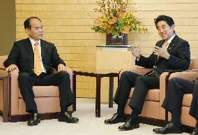 PM Abe meets with Nobel winner Nakamura