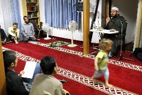 Muslim scholar lectures in Osaka Pref.