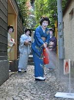 Tokyo geishas learn how to use fire extinguisher