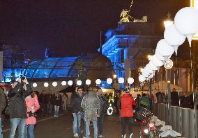 Balloons lined for 25th anniv. of Berlin Wall's fall